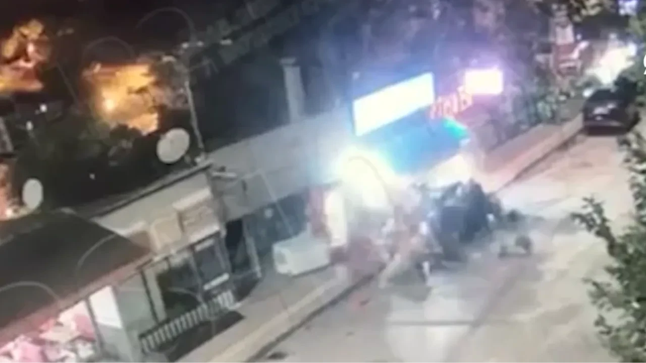 Otomobil büfeye daldı! Tunceli’de 6 kişinin yaralandığı kaza kamerada