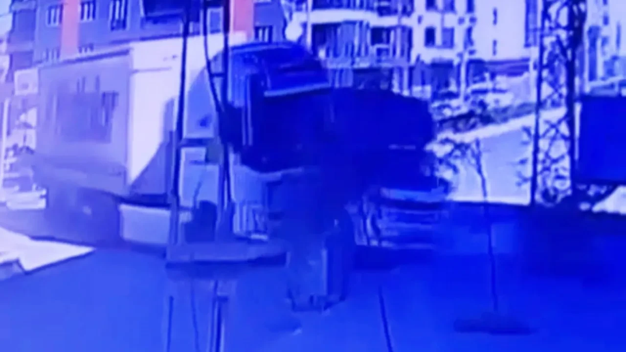 Tartıştığı aracı önce takip etti ardından tırla çarpıp metrelerce sürükledi! Iğdır'daki akılalmaz olay kamerada