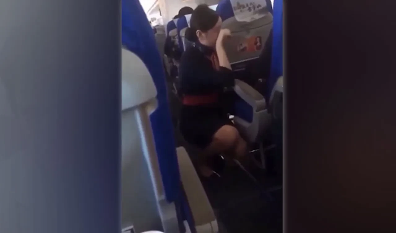 Uçakta yolcunun akıllara durgunluk veren halleri! Hostes ağlayarak özür diledi