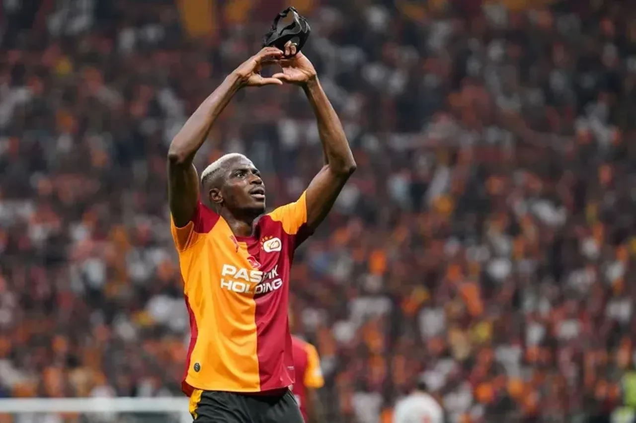 Victor Osimhen ülkesinde olay oldu! Ağır silahlı korumalarla geldi, görenler gözlerine inanamadı
