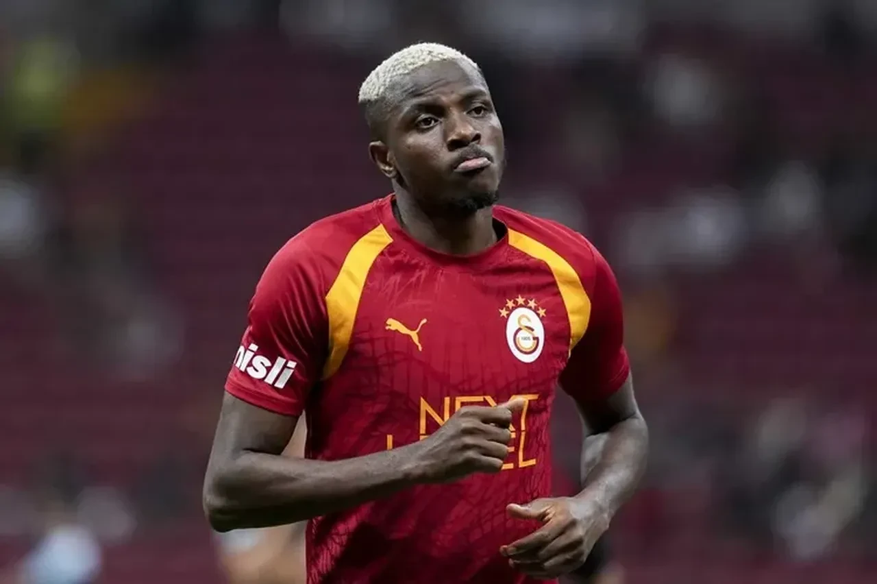 Victor Osimhen ülkesinde olay oldu! Ağır silahlı korumalarla geldi, görenler gözlerine inanamadı