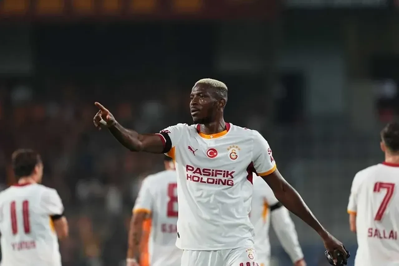 Victor Osimhen ülkesinde olay oldu! Ağır silahlı korumalarla geldi, görenler gözlerine inanamadı