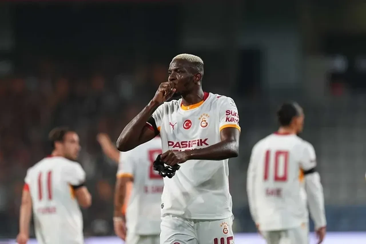 Victor Osimhen ülkesinde olay oldu! Ağır silahlı korumalarla geldi, görenler gözlerine inanamadı