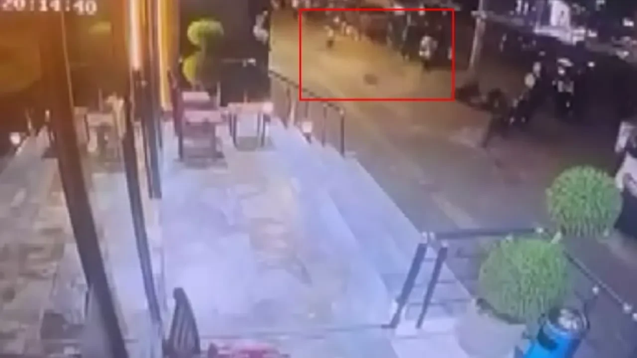 Yolda yürüyen kadın, ölümden saniyelerle kurtuldu: O anlar kamerada 