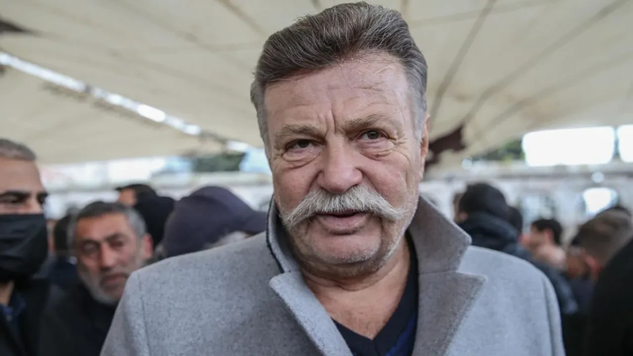 75 yaşındaki Nuri Alço hastaneye kaldırıldı! 42 yaşındaki eşi başından ayrılmadı, hastane odasında ilk paylaşım 
