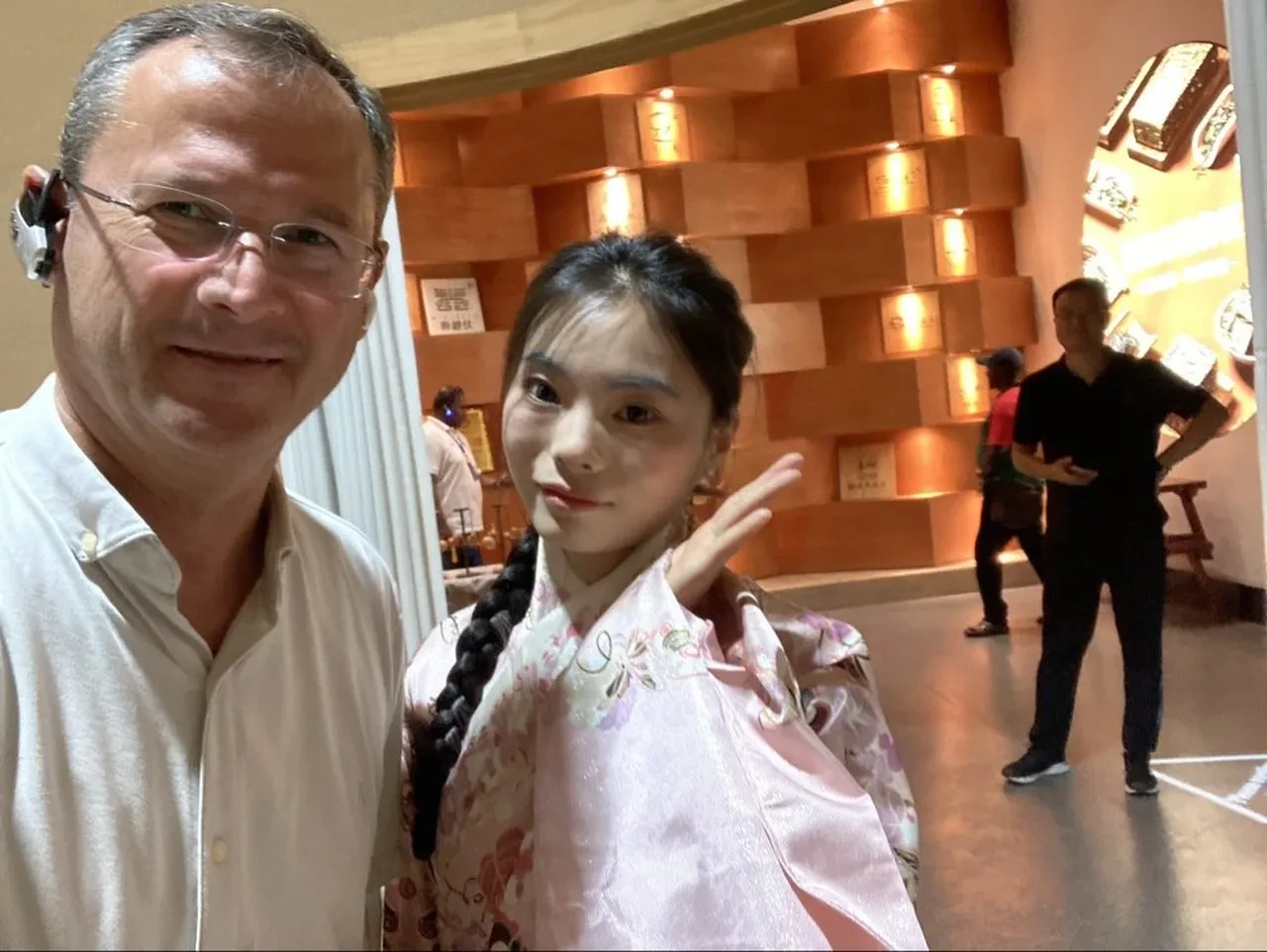 Çin'de 18 yaşından küçük kızla otel odasında yakalanmıştı: Ruhtan Başkaya’nın genç kızlarla fotoğrafları çıktı