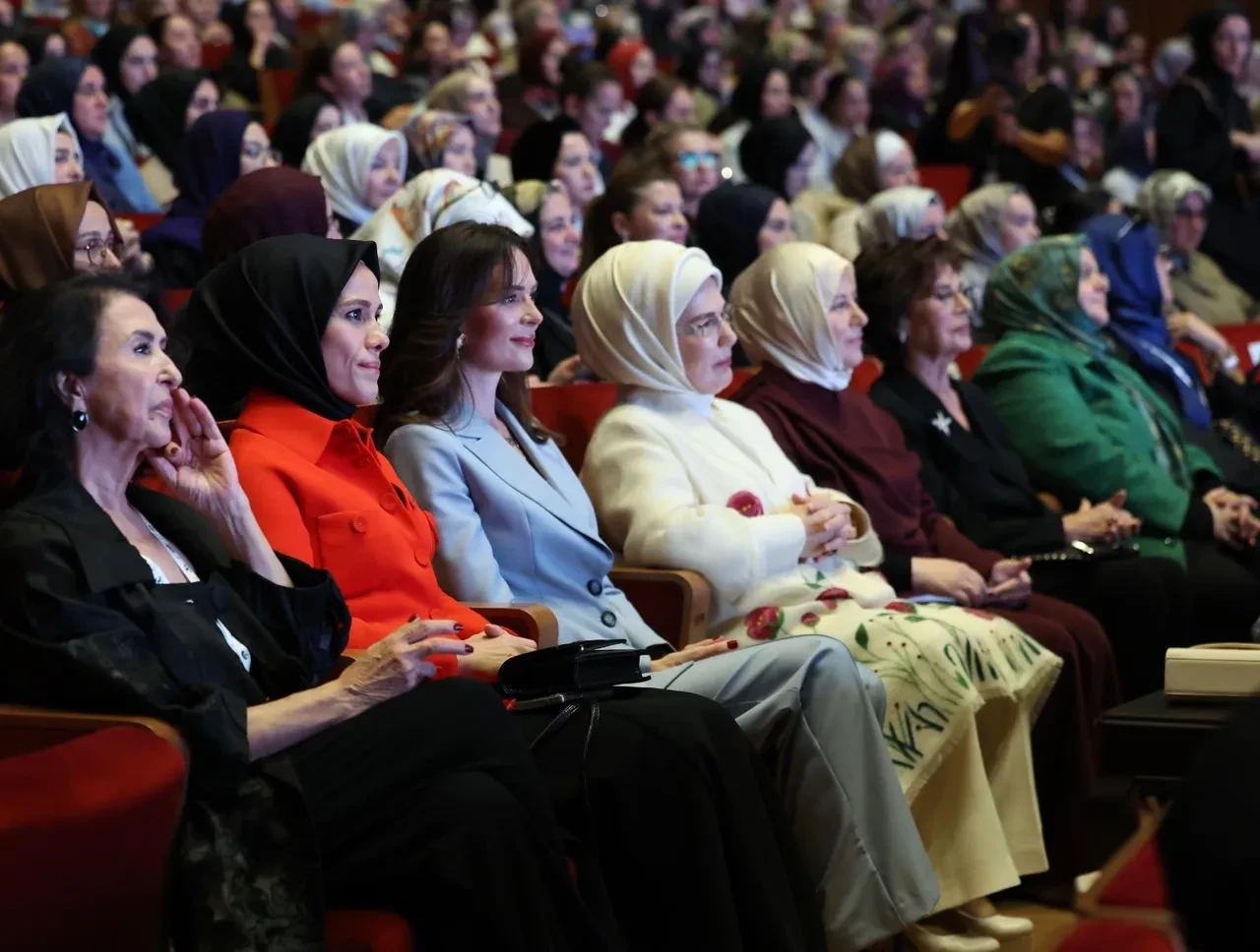 Emine Erdoğan’dan gençlere dikkat çeken yapay zeka mesajı: “Cevaba ulaşmakla manaya ulaşmak aynı şey değil”