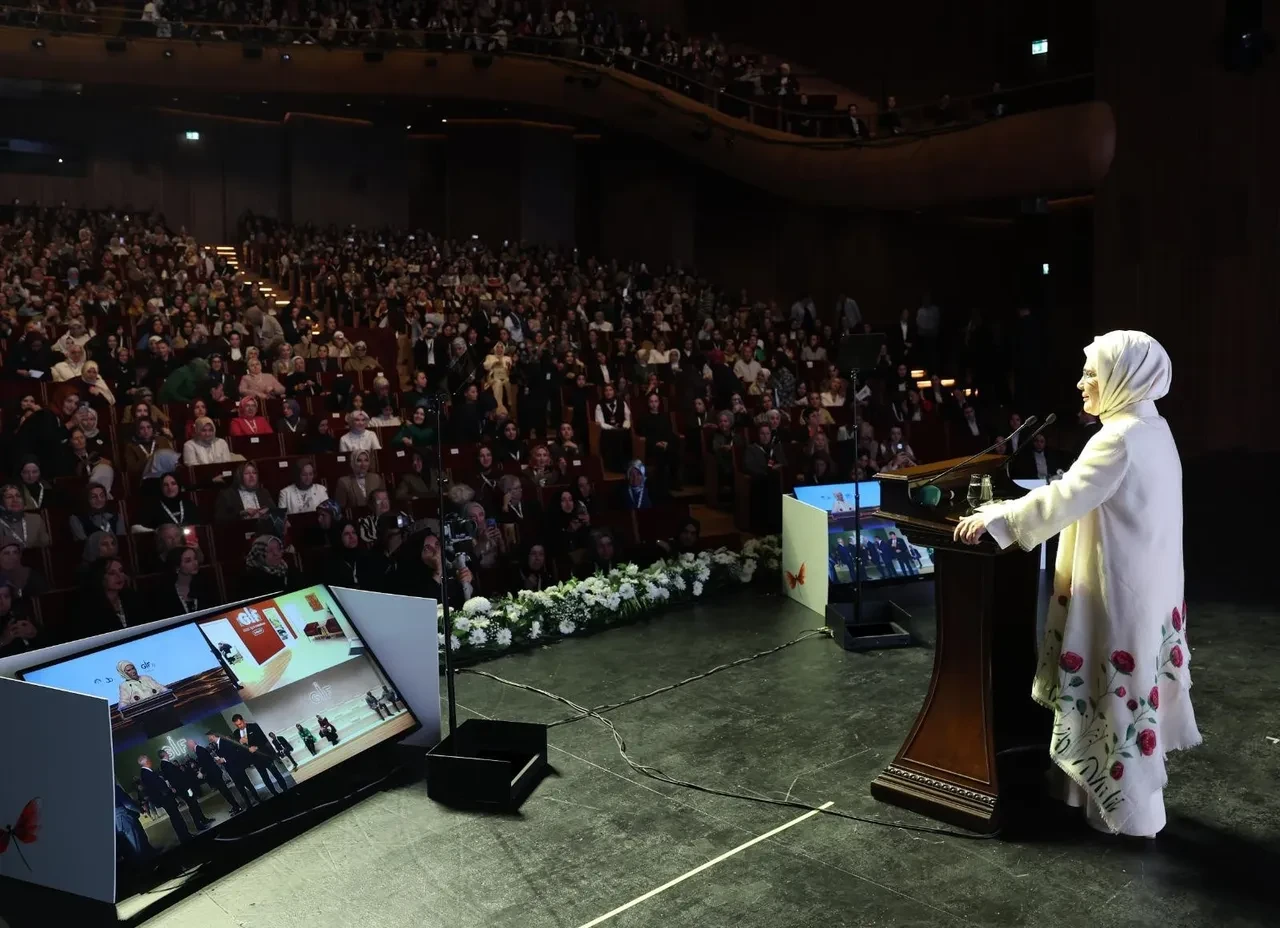 Emine Erdoğan’dan gençlere dikkat çeken yapay zeka mesajı: “Cevaba ulaşmakla manaya ulaşmak aynı şey değil”