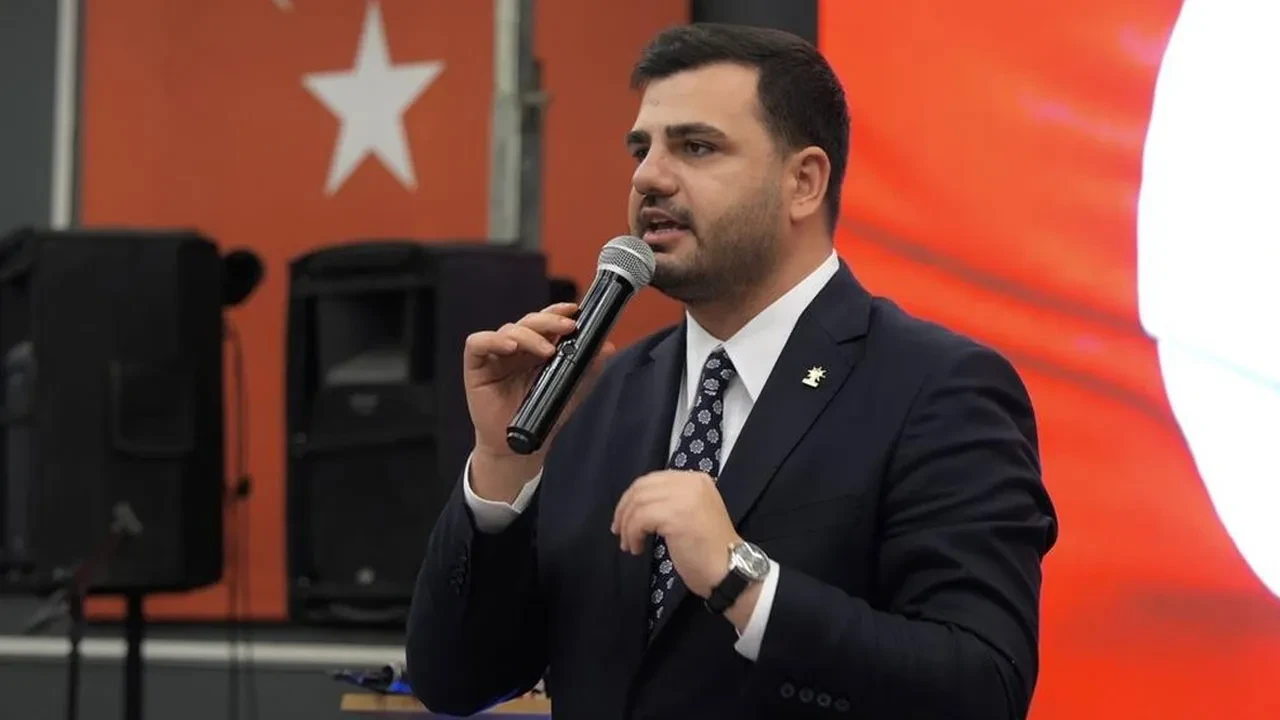 Eyyüp Kadir İnan’dan Özgür Özel’e sert tepki: “Rüşvet çarkının temsilcisidir”