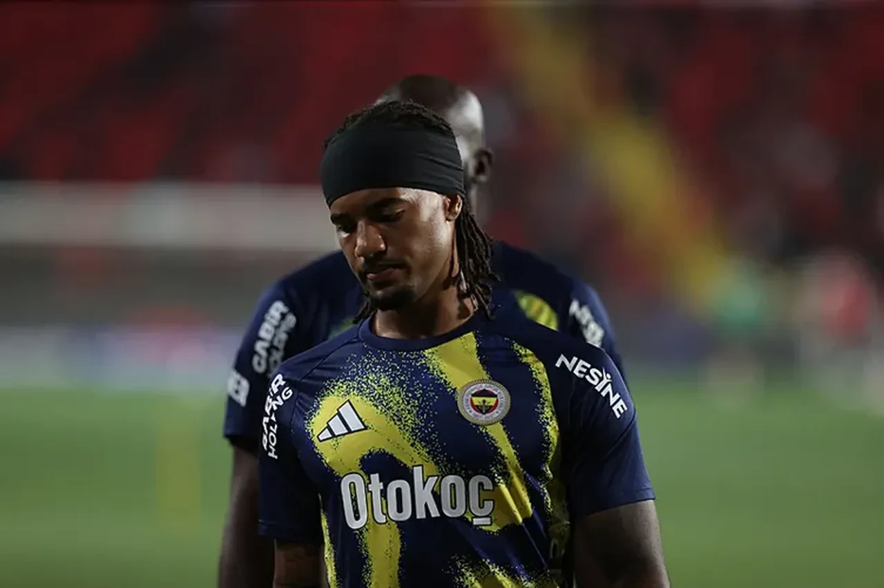 Fenerbahçe'de sürpriz transfer hamlesi! Yıldız oyuncuya Premier Lig kancası: Tek bir şartla ayrılığa izin verilecek