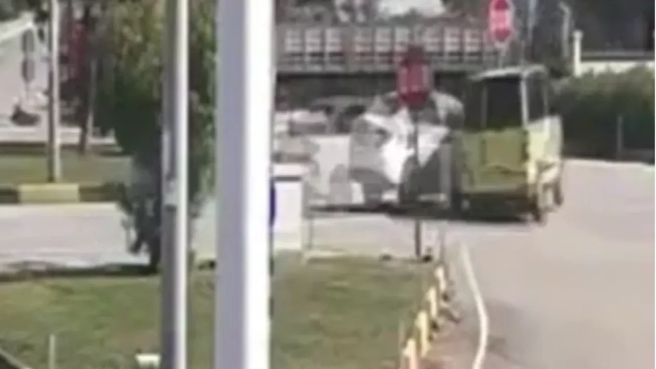Fethiye’de otomobil ile kamyonetin karıştığı kaza kamerada: 5 yaralı