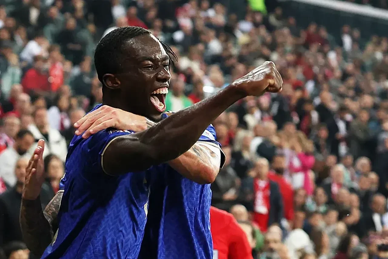 Galatasaray transfer operasyonuna başladı! Premier Lig'den çifte yıldız: Hem savunma hem de hücuma takviye