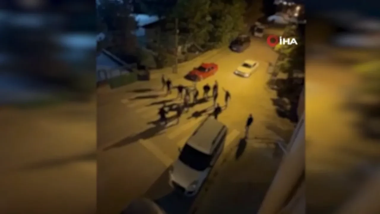 Husumetliler sokak ortasında birbirine girdi! Ankara’da silahlı kavga kamerada