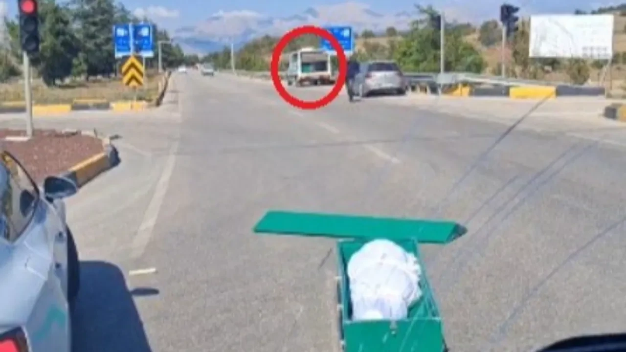 Isparta'da şok eden olay: Cenaze aracındaki tabut yola düştü