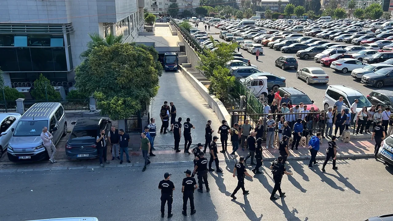 Mersin Büyükşehir Belediye Başkanı Vahap Seçer tutuklandı