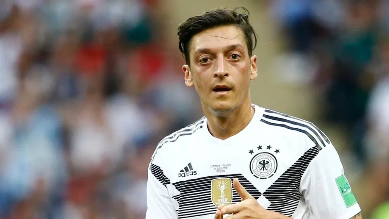 Mesut Özdil 10 numarasını gözden çıkardı! Özel tasarım motosikletin fiyatı dudak uçuklattı 