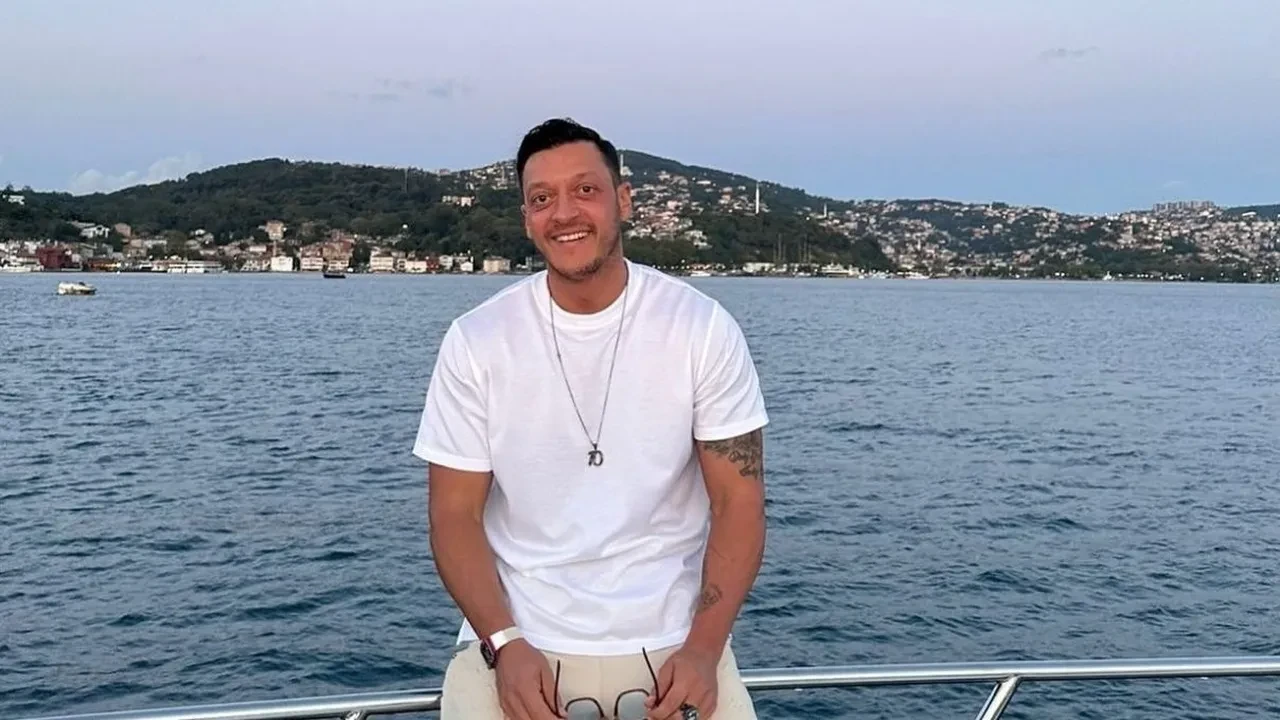 Mesut Özdil 10 numarasını gözden çıkardı! Özel tasarım motosikletin fiyatı dudak uçuklattı 