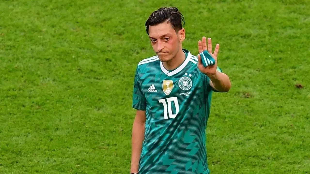 Mesut Özdil 10 numarasını gözden çıkardı! Özel tasarım motosikletin fiyatı dudak uçuklattı 