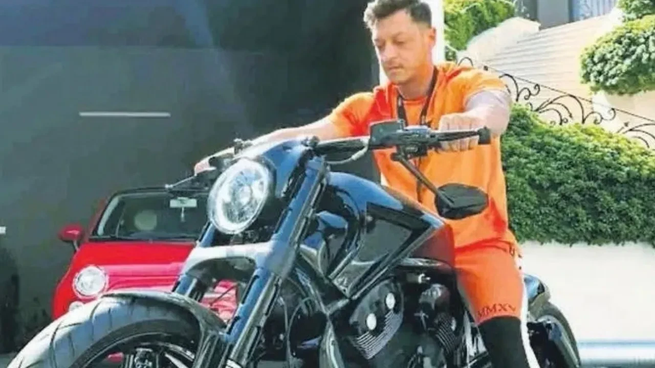 Mesut Özdil 10 numarasını gözden çıkardı! Özel tasarım motosikletin fiyatı dudak uçuklattı 