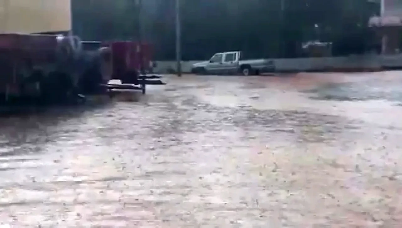 Meteoroloji'nin uyarısı sonrası 4 ilde dolu ve sağanak yağış: Her şey 10 dakikada oldu, ceviz büyüklüğünde