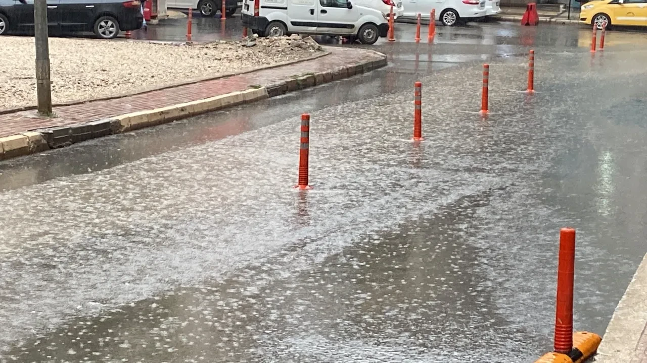 Meteoroloji'nin uyarısı sonrası 4 ilde dolu ve sağanak yağış: Her şey 10 dakikada oldu, ceviz büyüklüğünde
