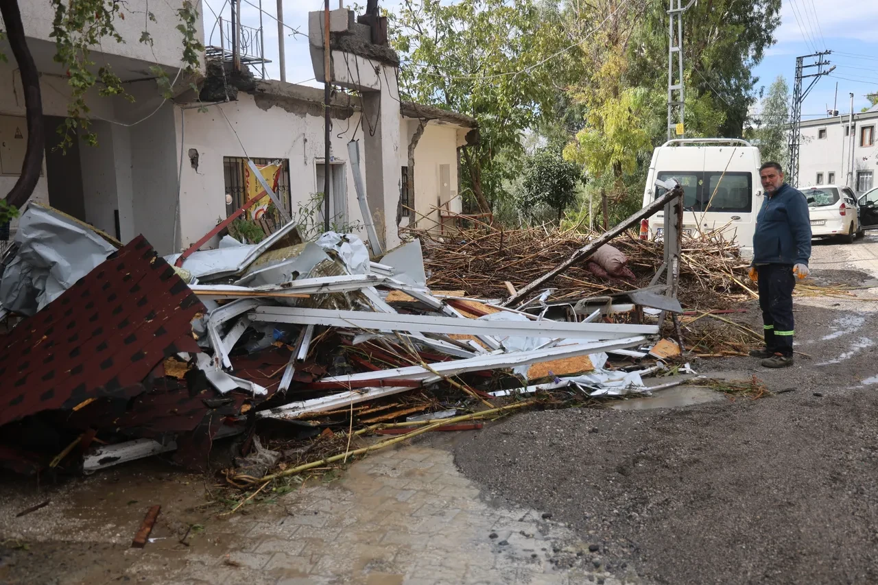 Meteoroloji'nin uyarısı sonrası 4 ilde dolu ve sağanak yağış: Her şey 10 dakikada oldu, ceviz büyüklüğünde