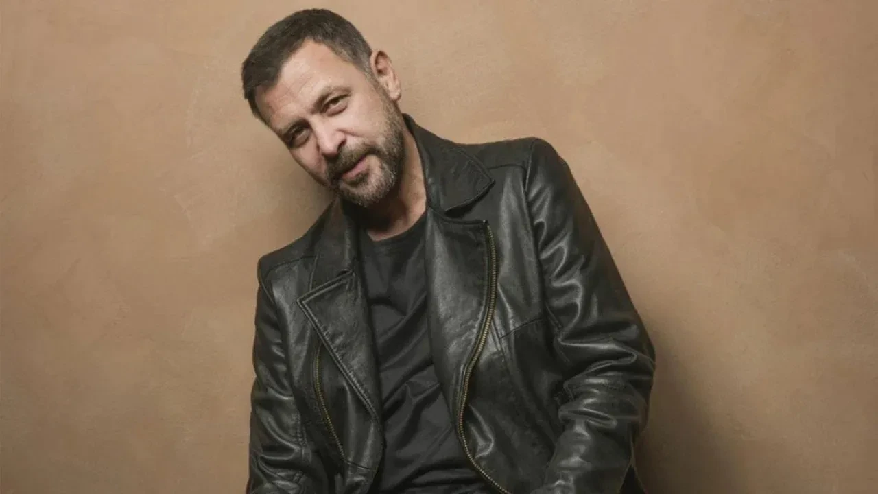 Nejat İşler katıldığı konserde yere yığıldı! Ünlü oyuncuyu 2 kişi zor taşıdı