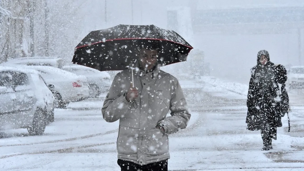 Pastırma sıcakları öncesi kar sürprizi: Meteoroloji bir ili uyardı, lapa lapa yağacak