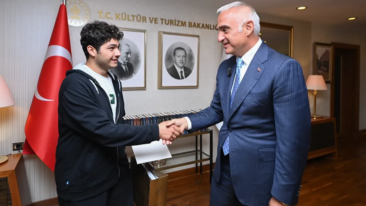 Taşımalı eğitimden Hacettepe tıbba uzanan başarı: Bakan Ersoy, Türkiye derecesi elde eden Ahmet Deniz’i bakanlıkta ağırladı!