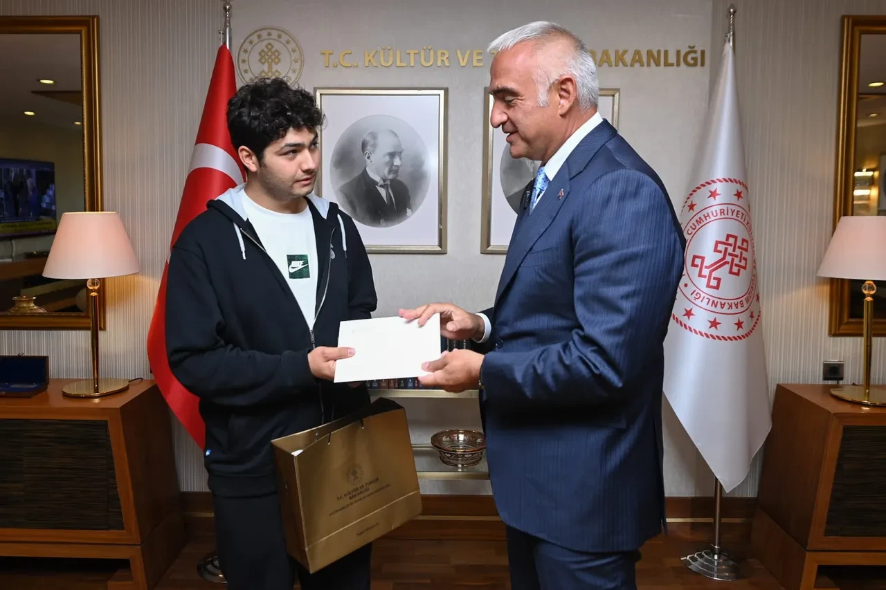 Taşımalı eğitimden Hacettepe tıbba uzanan başarı: Bakan Ersoy, Türkiye derecesi elde eden Ahmet Deniz’i bakanlıkta ağırladı!