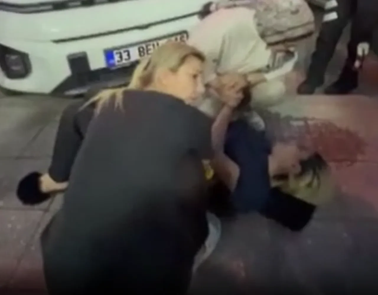 Adana’da sokak ortasında dehşet: Yolda yürüyen karısını bıçaklayan cani koca kaçtı