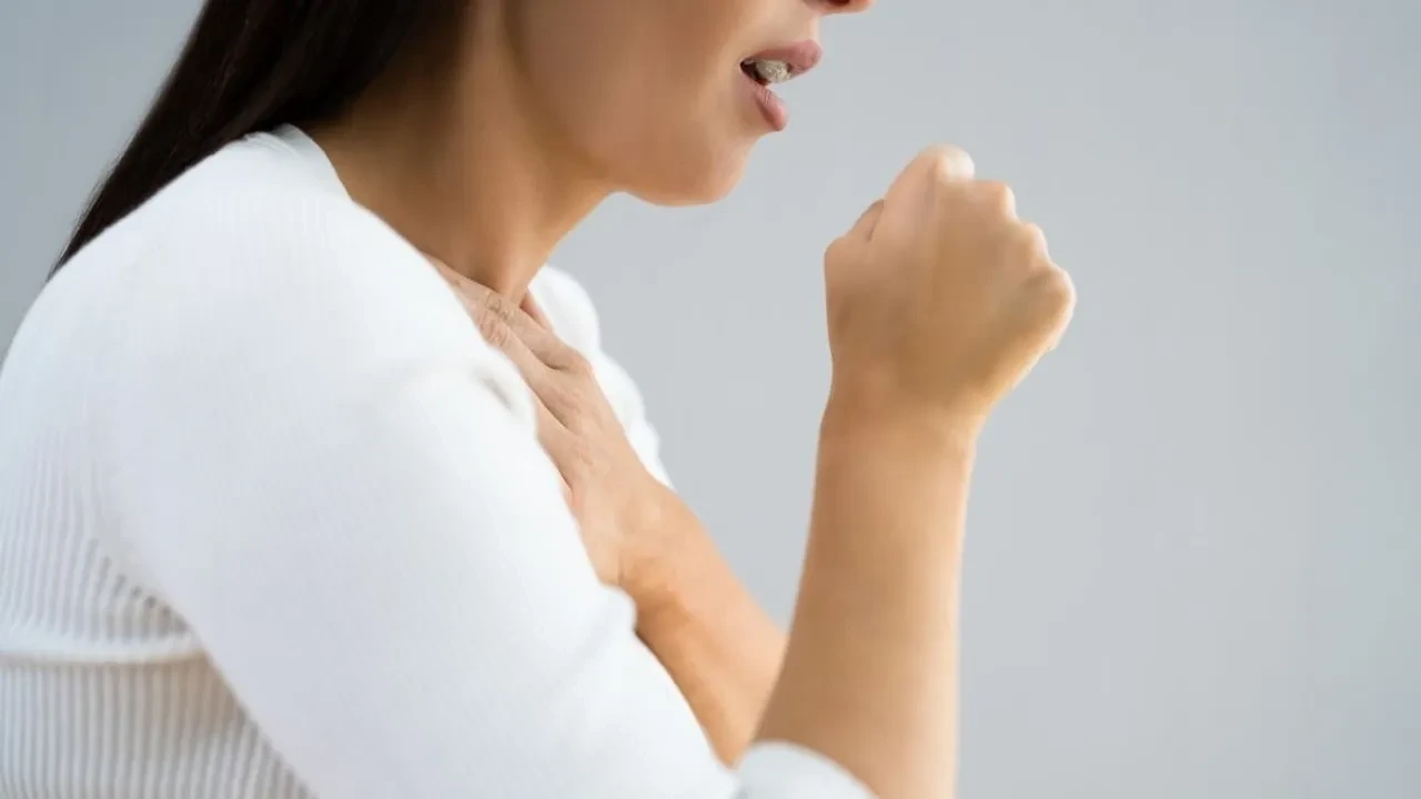Akut bronşit antibiyotikle geçer mi? Akut bronşit bulaşıcı mı? Akut bronşit ve zatürre arasında fark var mı?