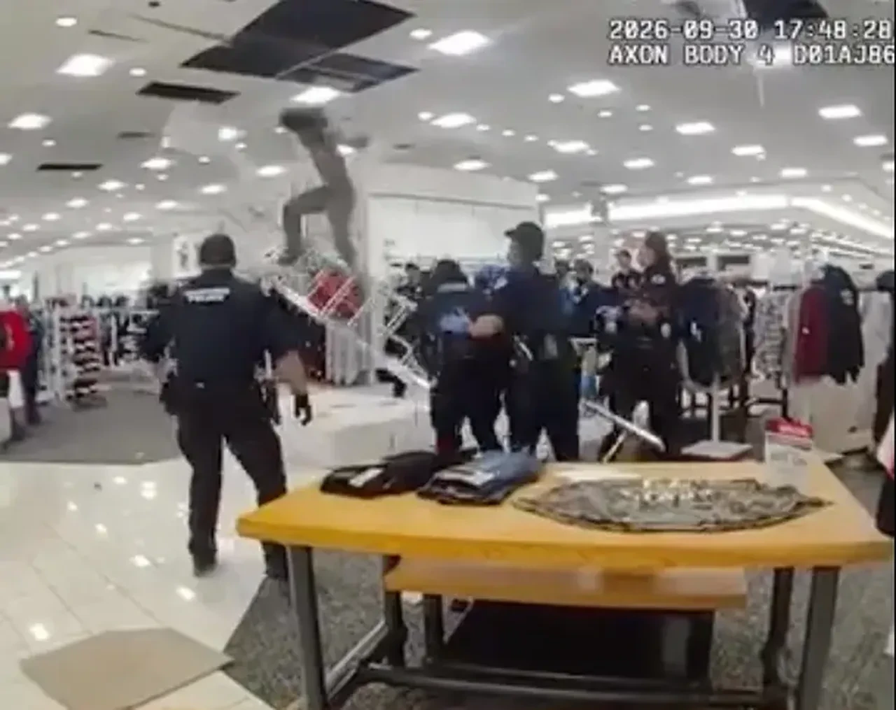 AVM'de tavandaki şüpheli! Polis ikna edemeyince ayağını kaydırıp yakaladı