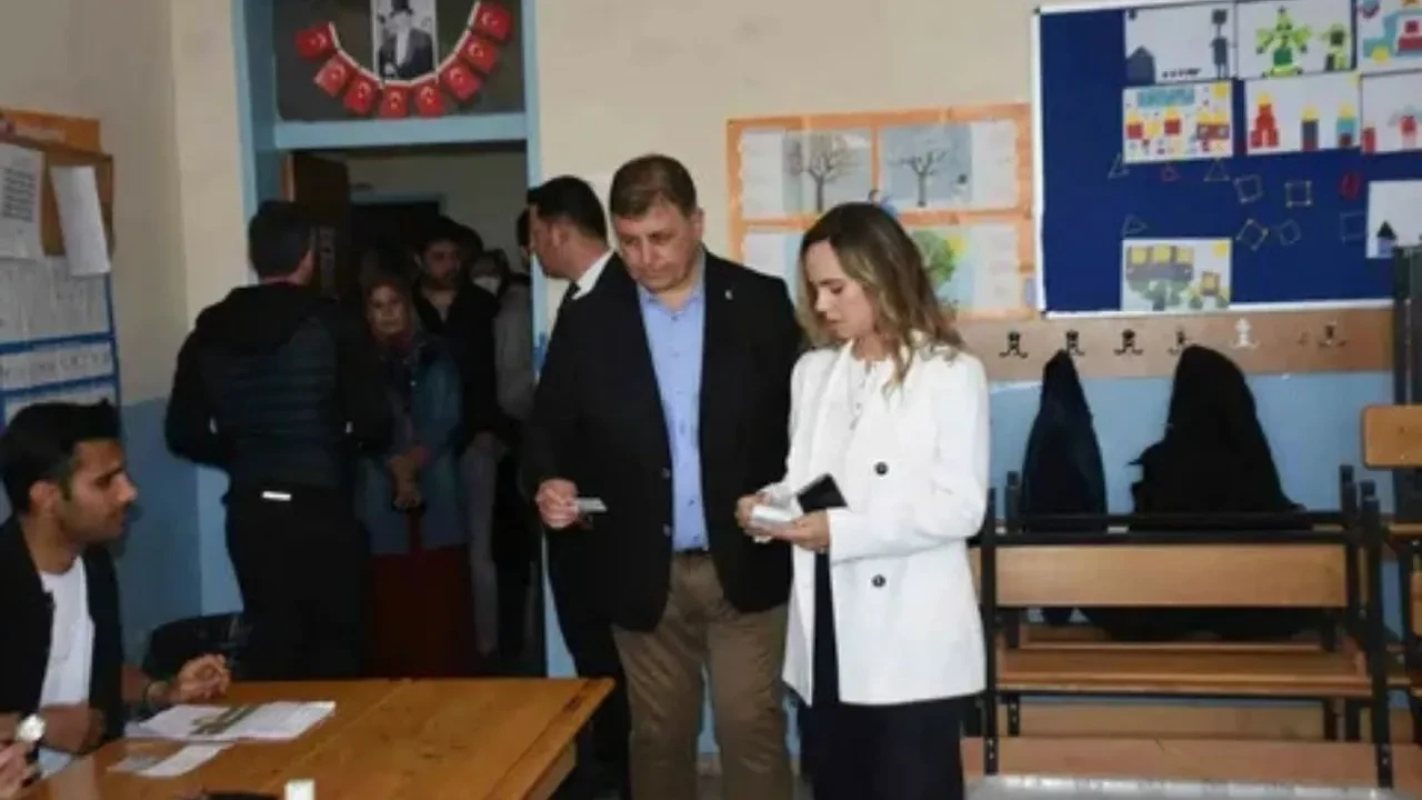 Cemil Tugay eşi kimdir? Öznur Tugay aslen nereli? Öznur Tugay mesleği nedir? Öznur Tugay çocukları kimdir?