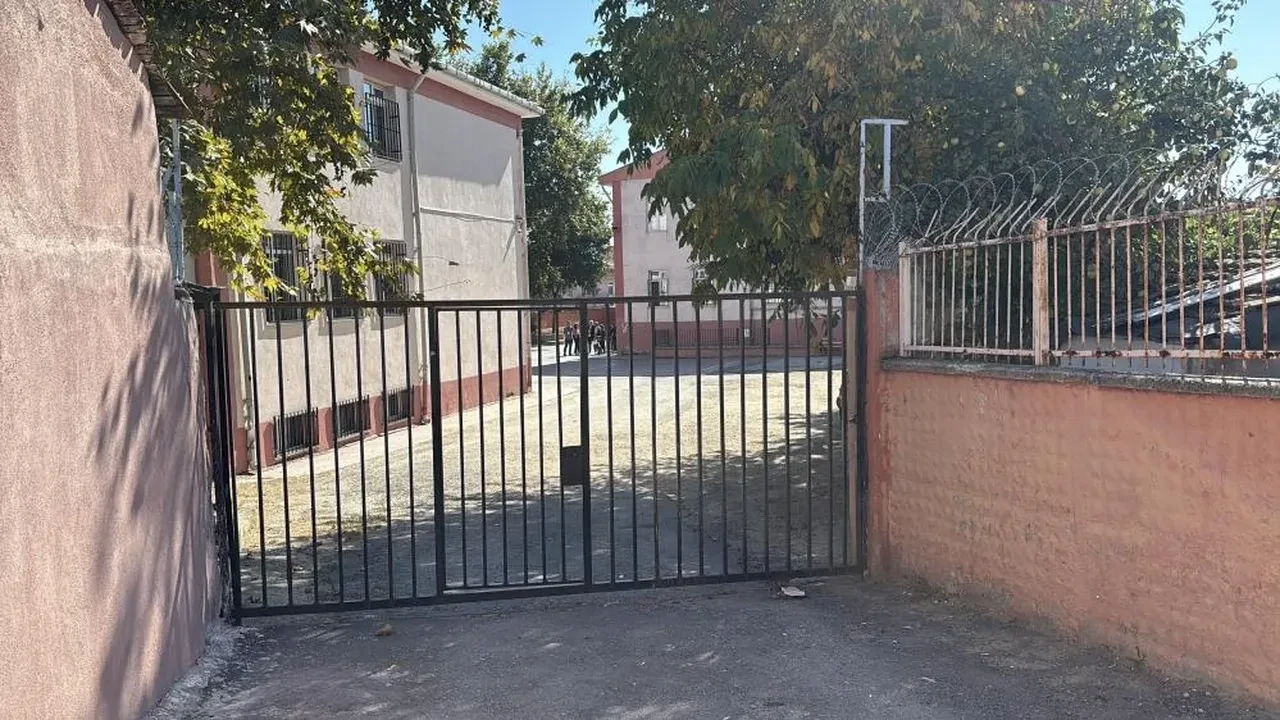 Edirne'de ortaokul öğrencisinin çantasından tabanca çıktı! Arkadaşları fark etti