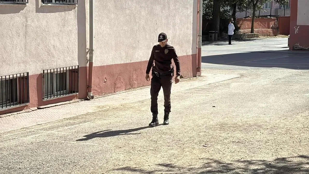 Edirne'de ortaokul öğrencisinin çantasından tabanca çıktı! Arkadaşları fark etti