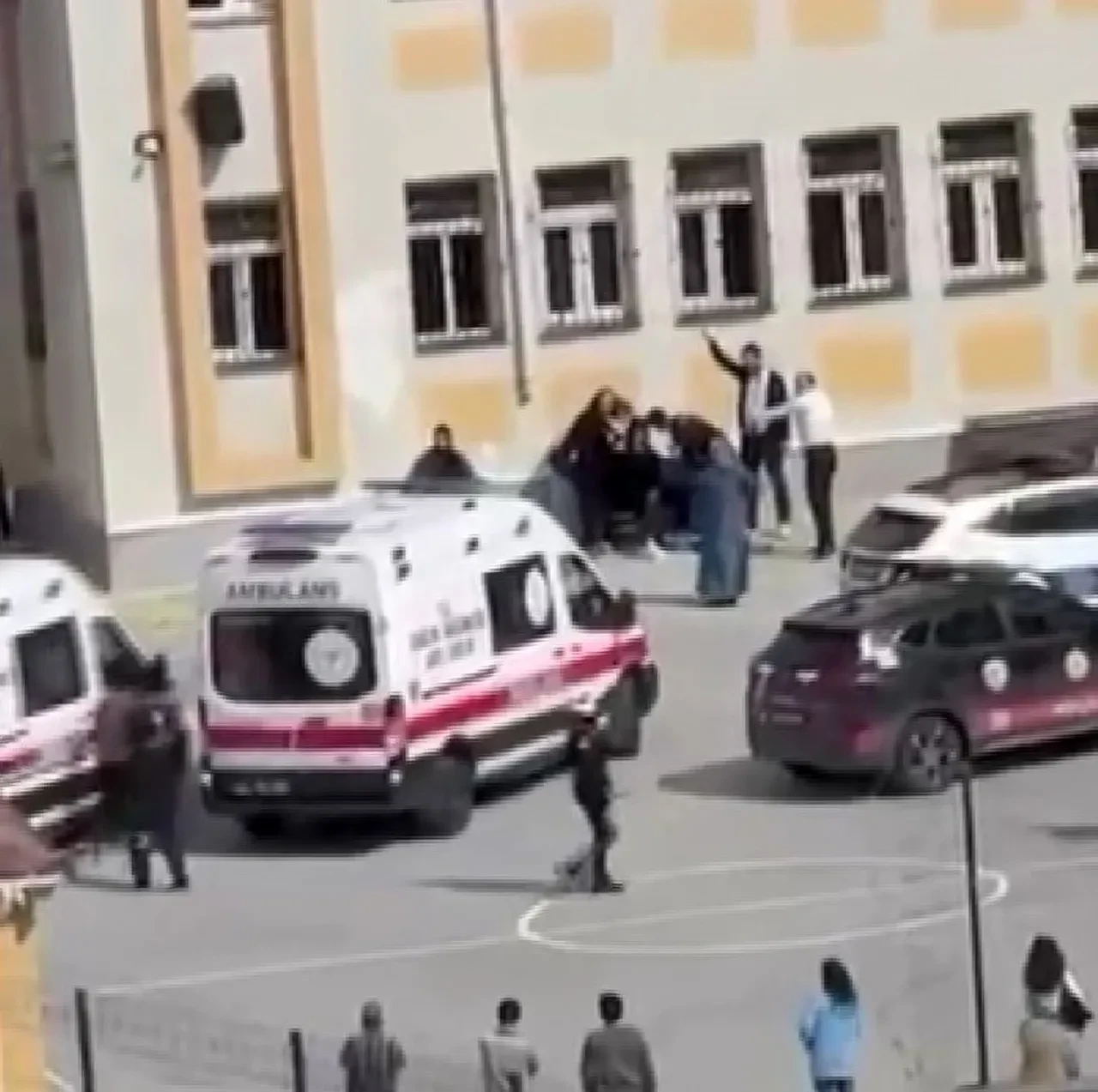 Esenyurt’ta öğrenci kavgası: Olay yerine ekipler sevk edildi