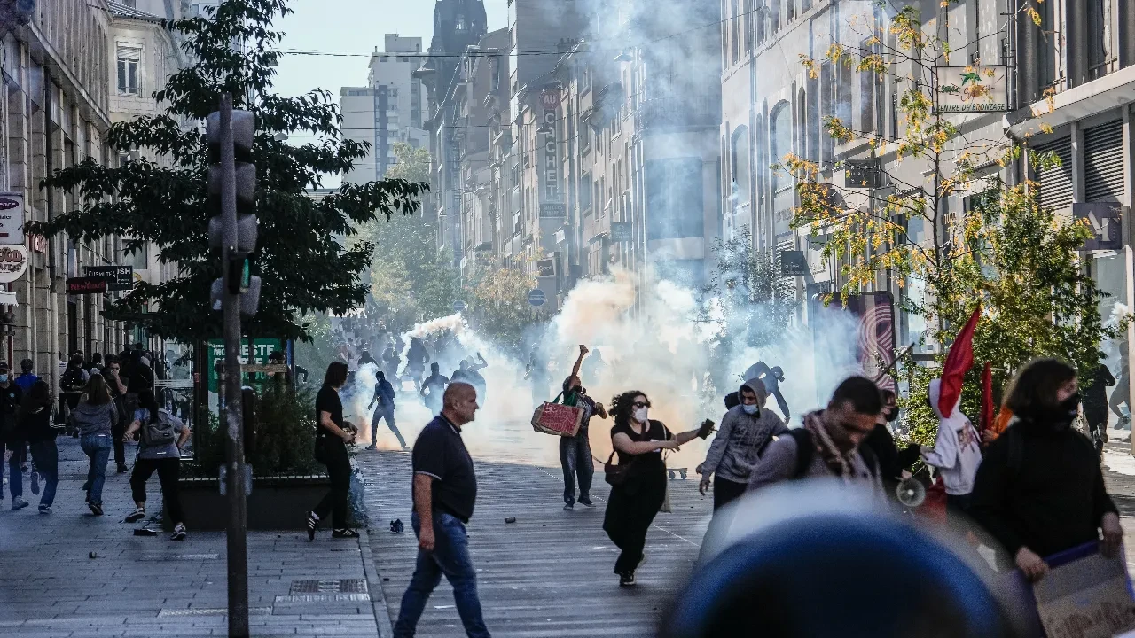 Fransa'da öğrenci protestolarında binden fazla kişi yaralandı! Yüzlerce kişi gözaltına alındı