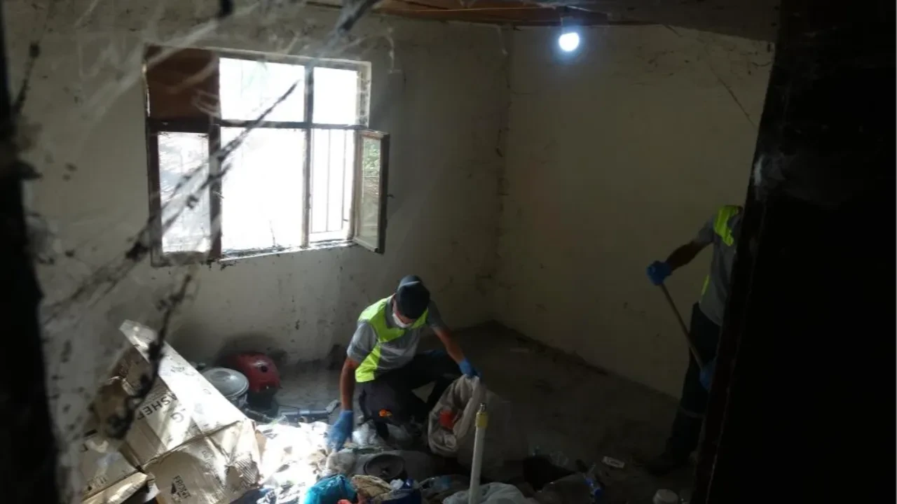 Görenleri şaşkına çeviren ev: 8 yıldır biriktirdi, 6 kamyon çöp çıkarıldı