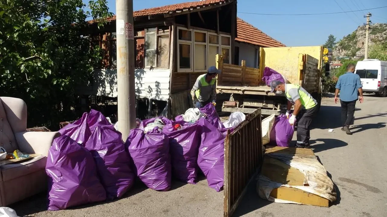 Görenleri şaşkına çeviren ev! Örümcek ağlarıyla kaplıydı: 6 kamyon çöp çıkarıldı