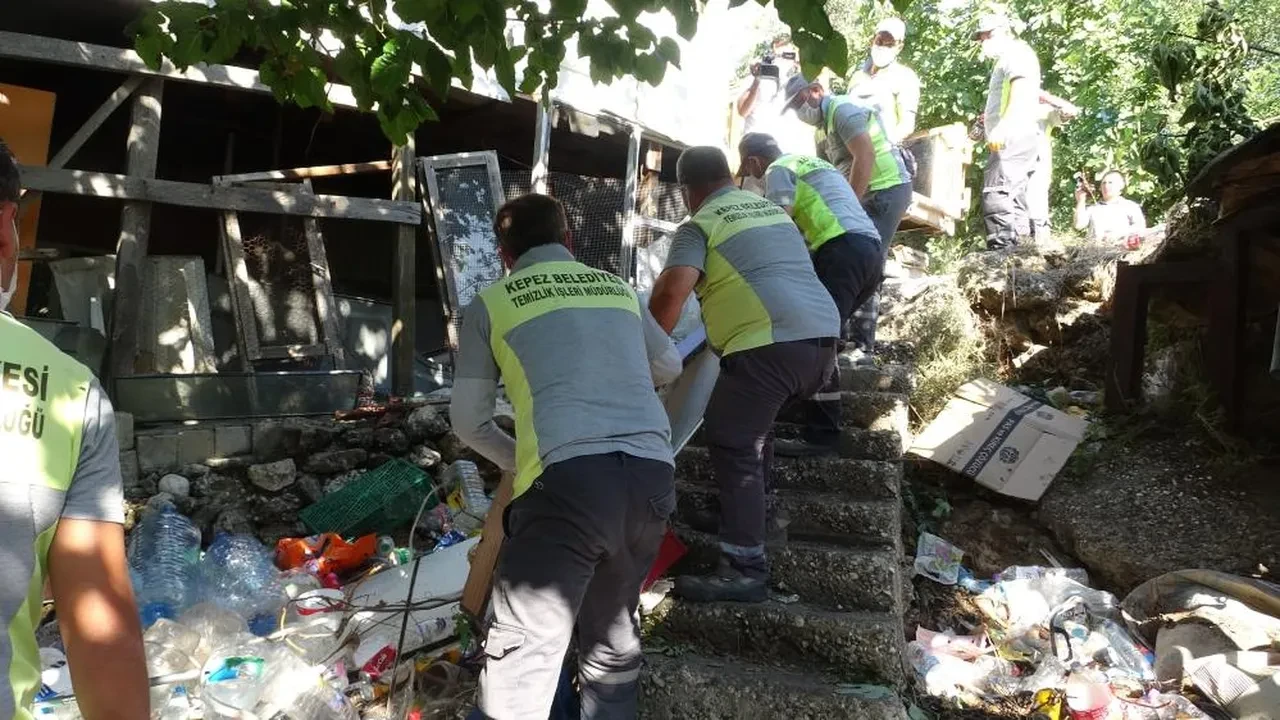 Görenleri şaşkına çeviren ev! Örümcek ağlarıyla kaplıydı: 6 kamyon çöp çıkarıldı
