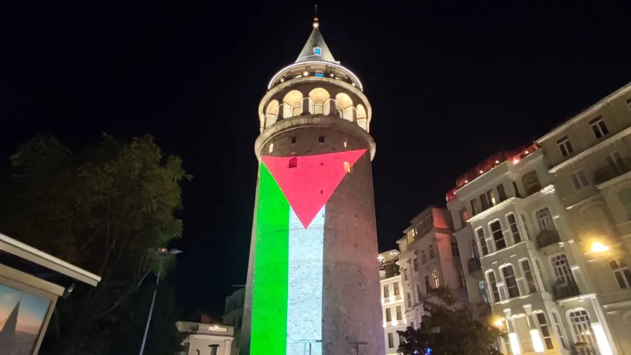İstanbul'un kalbinde Filistin için tek yürek: Galata Kulesi Filistin bayrağıyla aydınlandı