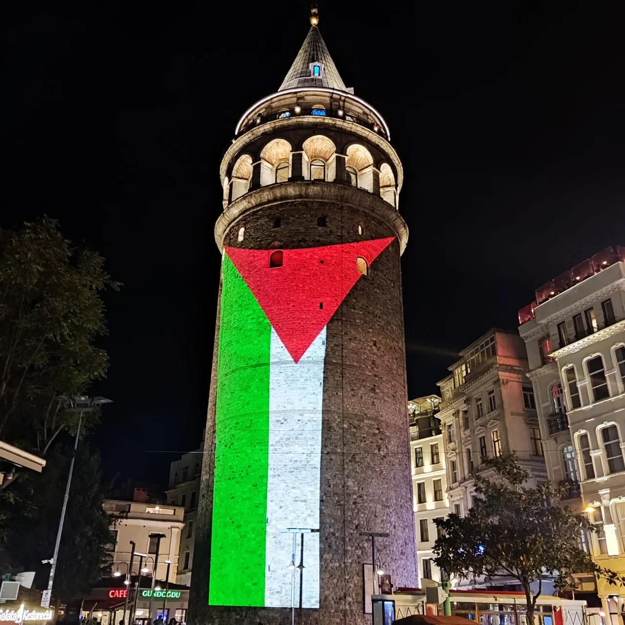 İstanbul'un kalbinde Filistin için tek yürek: Galata Kulesi Filistin bayrağıyla aydınlandı