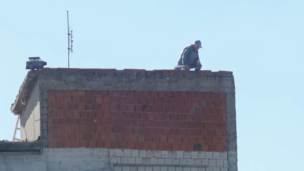 İzmir’de ölümüne mesai: 10 katlı binanın çatısındaki işçi yürekleri ağızlara getirdi