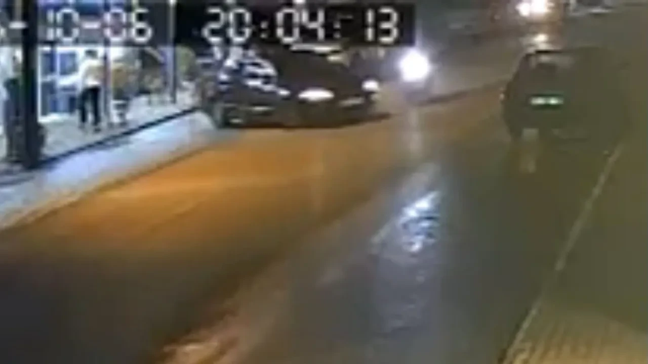 Mersin'de korku dolu anlar kamerada: Otomobille çarpışan motosikletli yaralandı