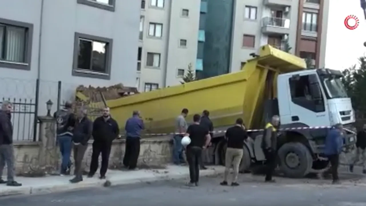 Pendik'te hafriyat kamyonu 6 katlı binaya daldı: Sürücü araçtan atlayarak kurtuldu