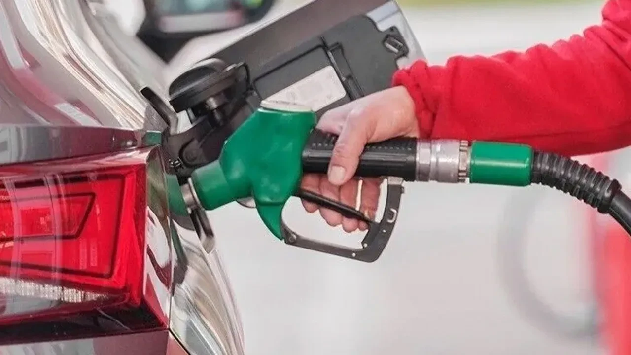 Petrolde çifte alarm: Fırtına ve Husi saldırıları fiyatları yukarı çekti