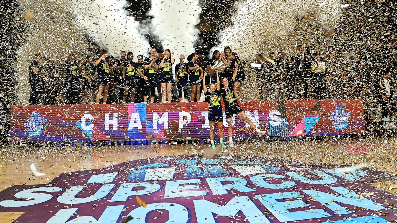 Süper Kupa'da şampiyon Fenerbahçe Tarfin! Sarı-lacivertliler, Çimsa ÇBK Mersin'i 79-71 yendi
