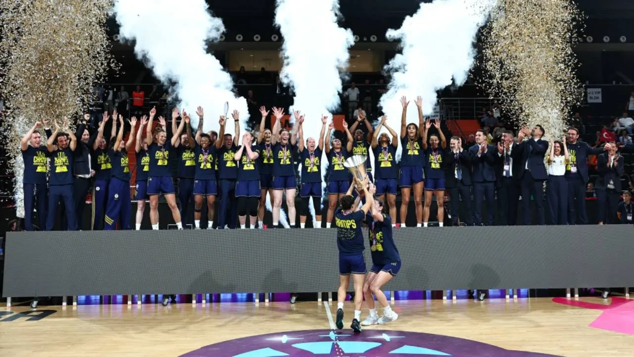 Süper Kupa'da şampiyon Fenerbahçe Tarfin! Sarı-lacivertliler, Çimsa ÇBK Mersin'i 79-71 yendi