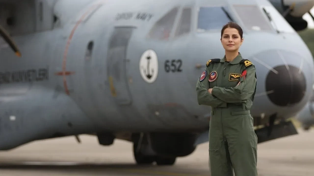 Türk Deniz Kuvvetleri'nde kadın eli! Deniz Üsteğmen Hilal Aydın bayrağımızı göklerde dalgalandıracak